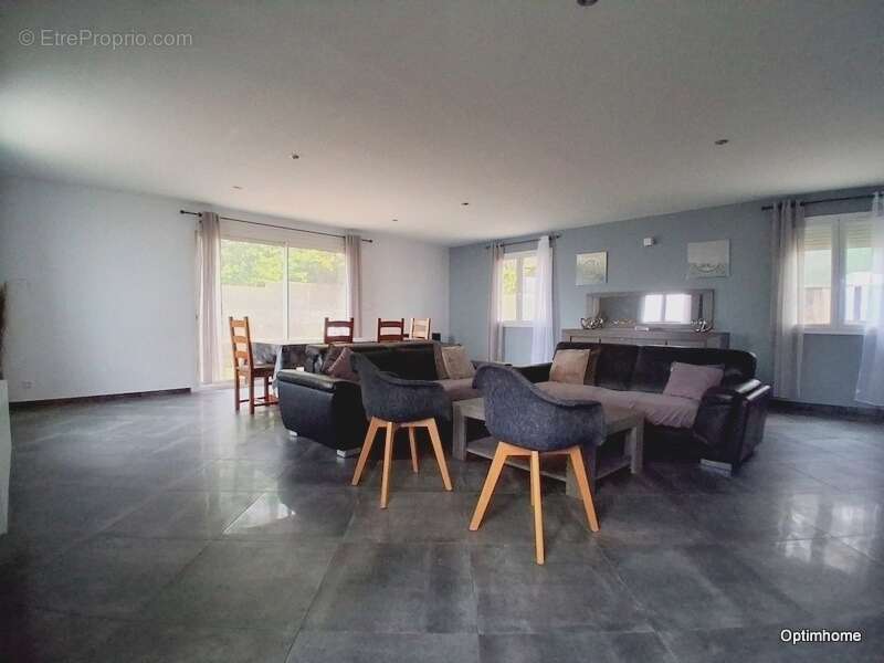 Maison à LE CHAMBON-FEUGEROLLES