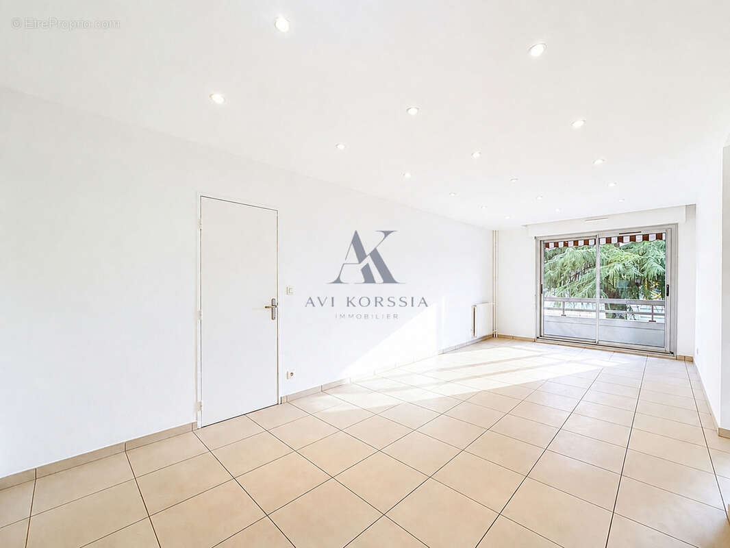Villeurbanne Gratte-Ciel   Appartement T4 82 m2 avec balcon - photo 2