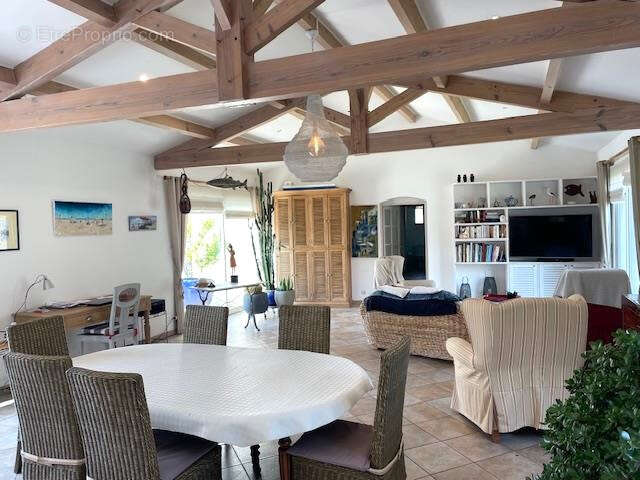 Élégante maison avec piscine et jardin paysager dans un environnement privilégié - photo 11