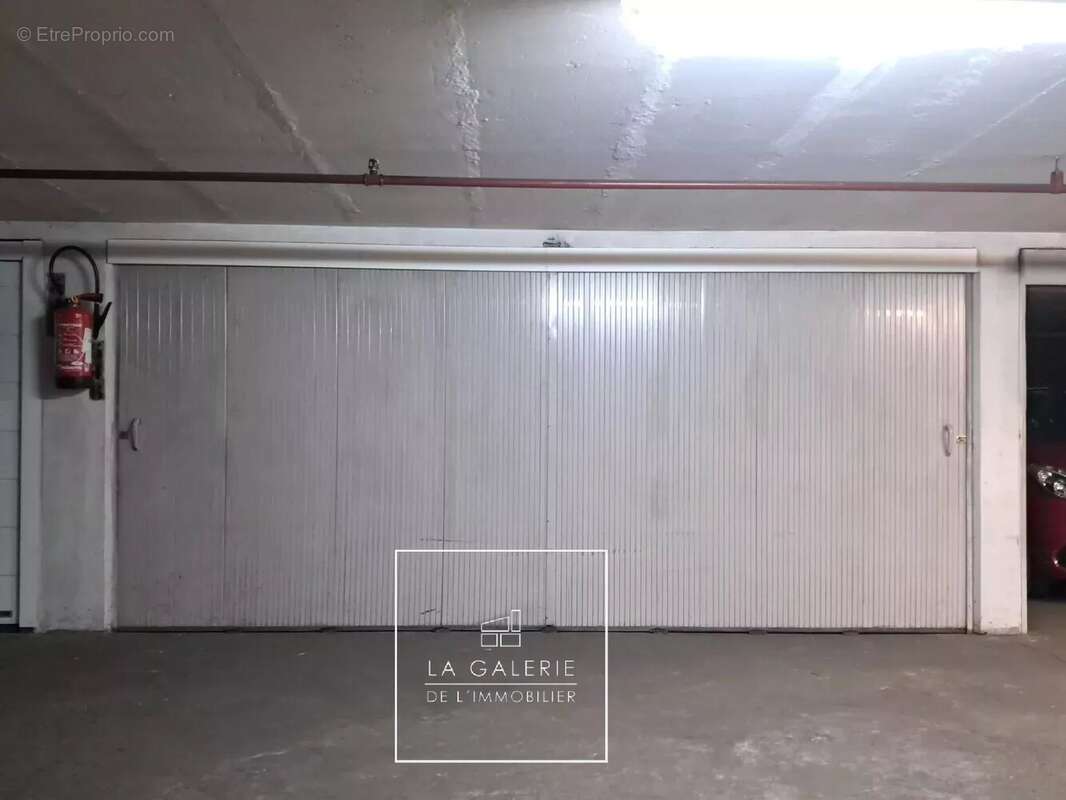 Parking à PARIS-16E