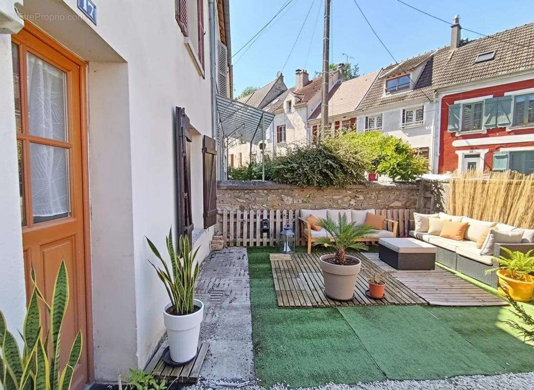 Maison à SAINT-CYR-SUR-MORIN