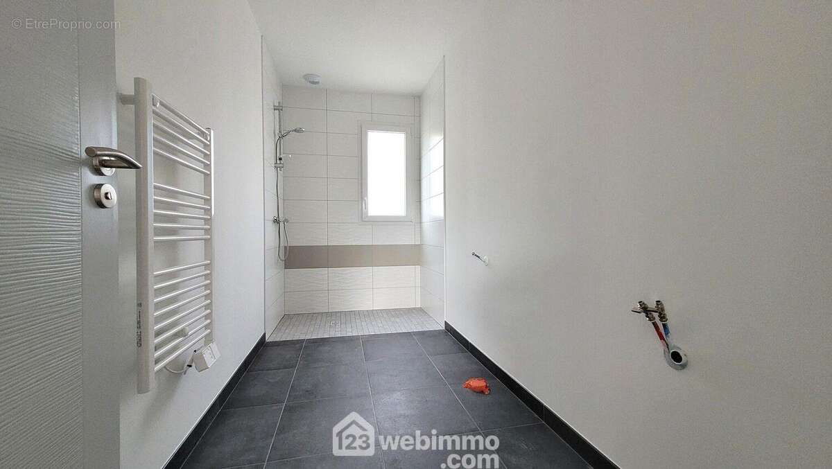 Une salle d'eau avec emplacement lavabo et second WC - Maison à LA JONCHERE