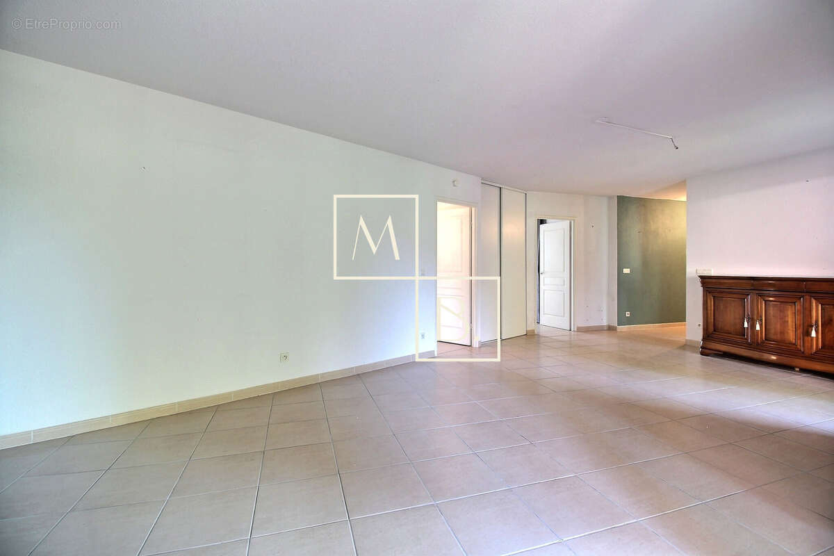 À vendre, Croix d'Argent, T4 de 101,46 m2 loi carrez avec 3 chambres, terrasse, loggia, garage et parking - photo 6
