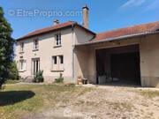 Ancien corps de ferme avec cour intérieure - Maison à LES HAUTS-DE-CHEE