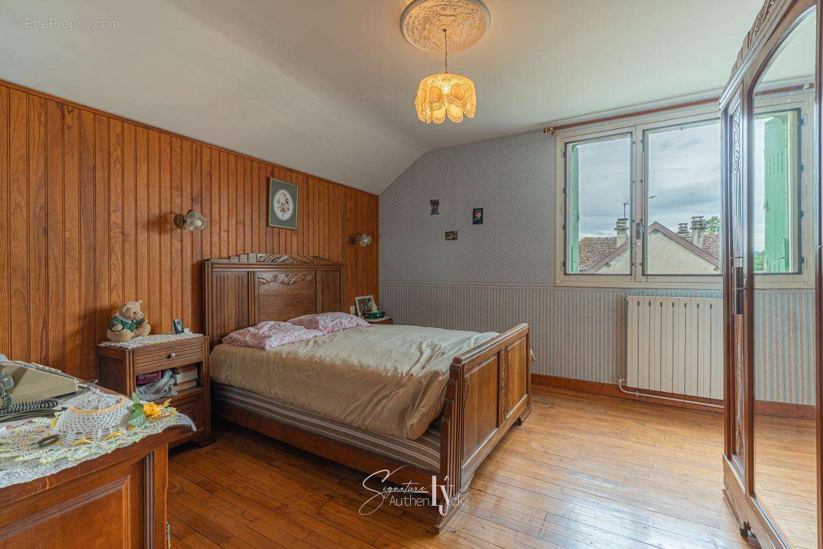Maison 115 m² à Saint-Priest-Ligoure  - photo 12
