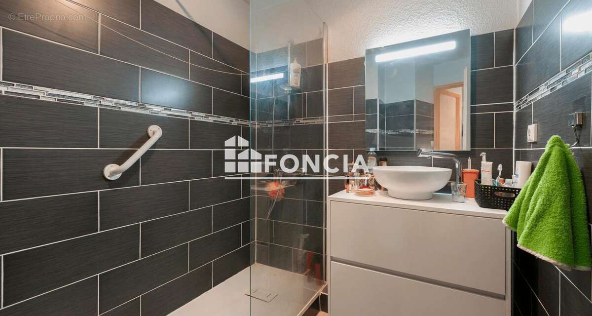 T2 de 48 m2 avec loggia, ascenseur, parking privatif, vendu libre ! - photo 7