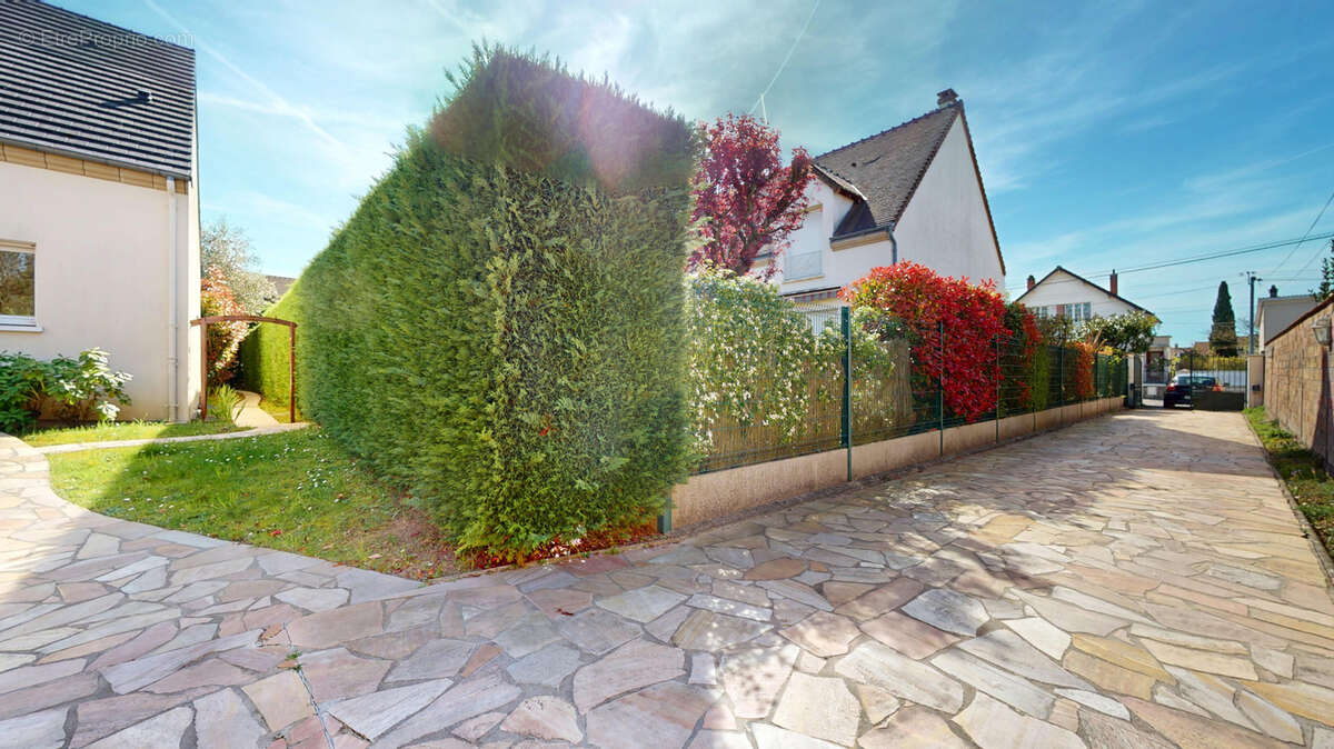 Maison à SAINTE-GENEVIEVE-DES-BOIS