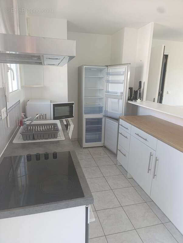 Cuisine fonctionnelle et bien agencée ouverte sur le séjour - Appartement à SAINT-NAZAIRE