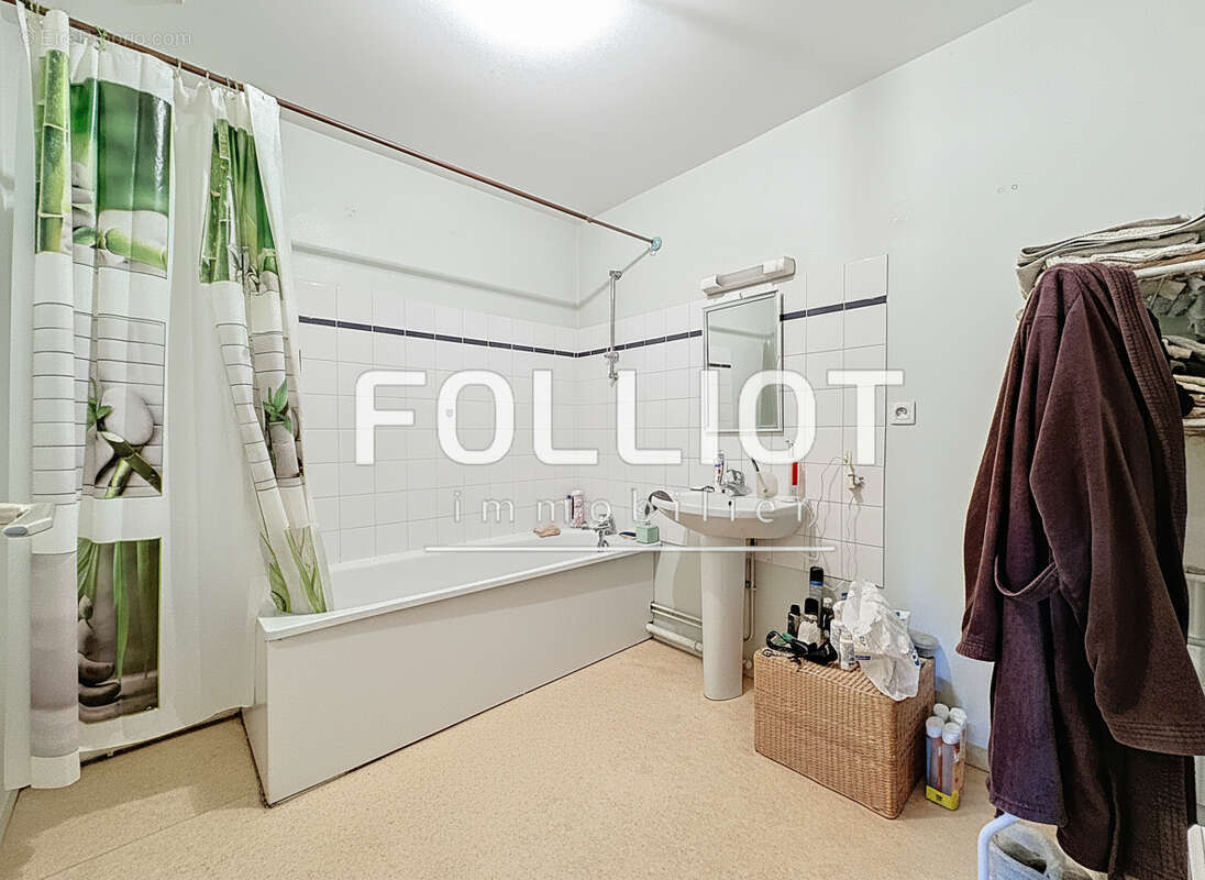 Appartement à DONVILLE-LES-BAINS