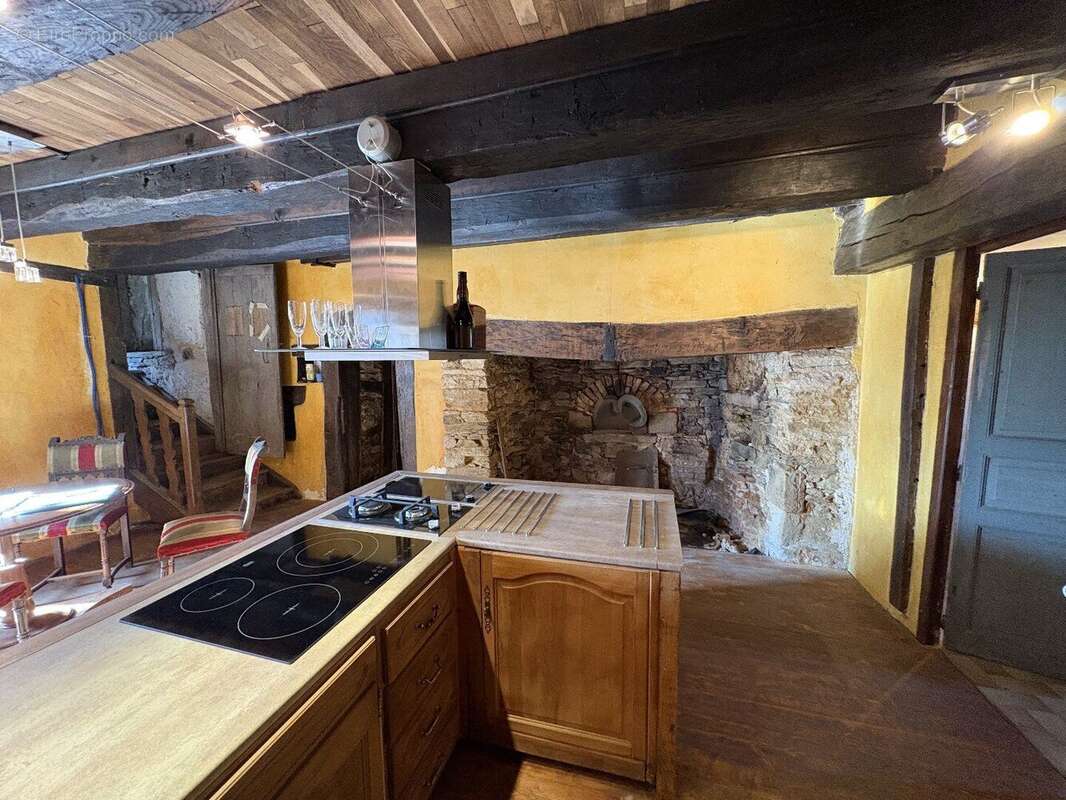 Maison à SALON-LA-TOUR