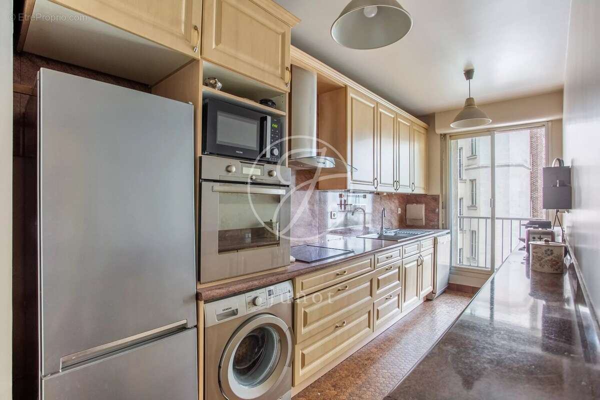 Appartement à PARIS-17E