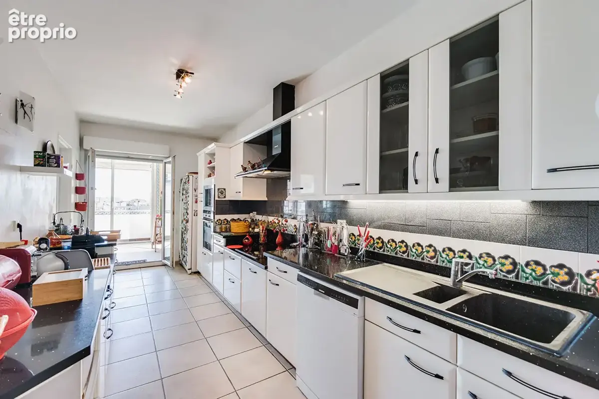 A vendre en exclusivité un appartement T4/T5 de 163 m2 avec vue mer, calanques, Notre Dame de la Garde et box/ secteur Bonnevein - photo 6