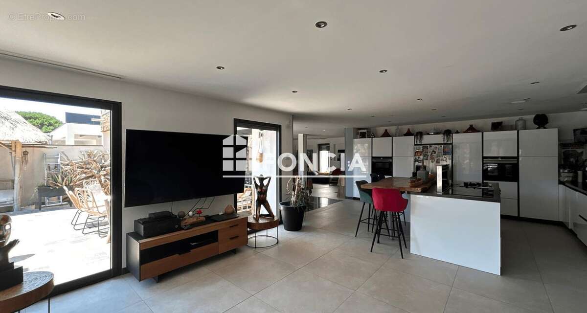 Aigues mortes. villa d'exception – 318 m² – prestations haut de gamme – studio indépendant – piscine - photo 6