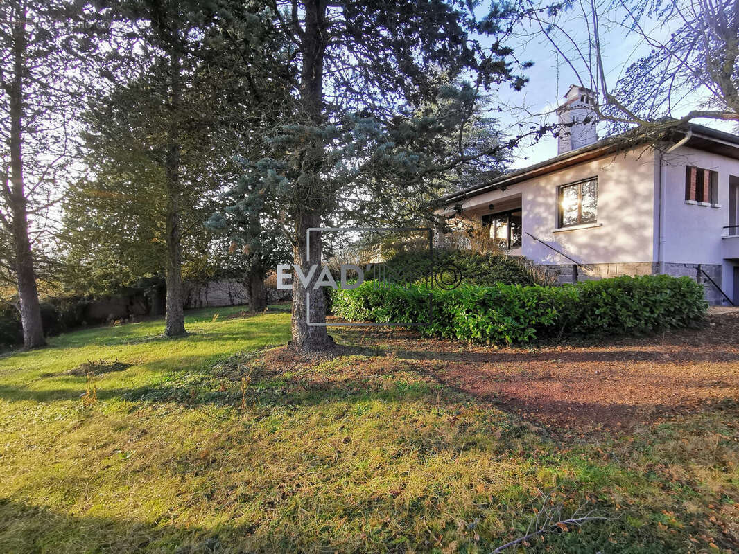 Maison à CHAZELLES-SUR-LYON