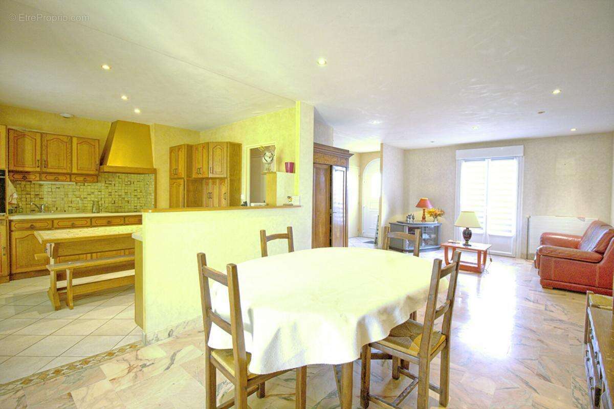 Maison à LA MEMBROLLE-SUR-LONGUENEE