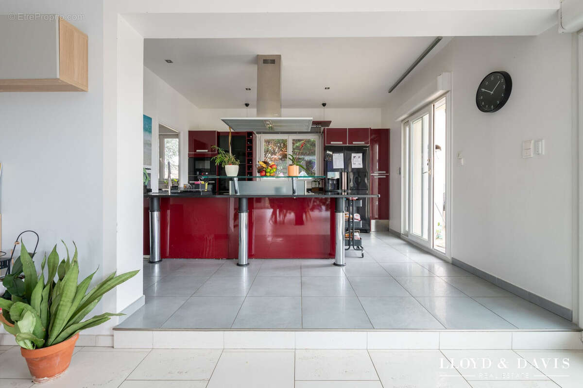 Cuisine moderne équipée  design et fonctionnalité - Maison à SAULX-LES-CHARTREUX