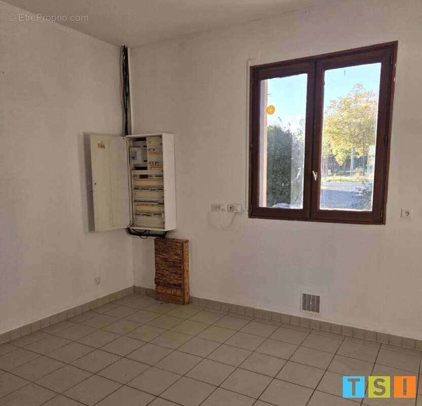 Commerce à PEGUILHAN