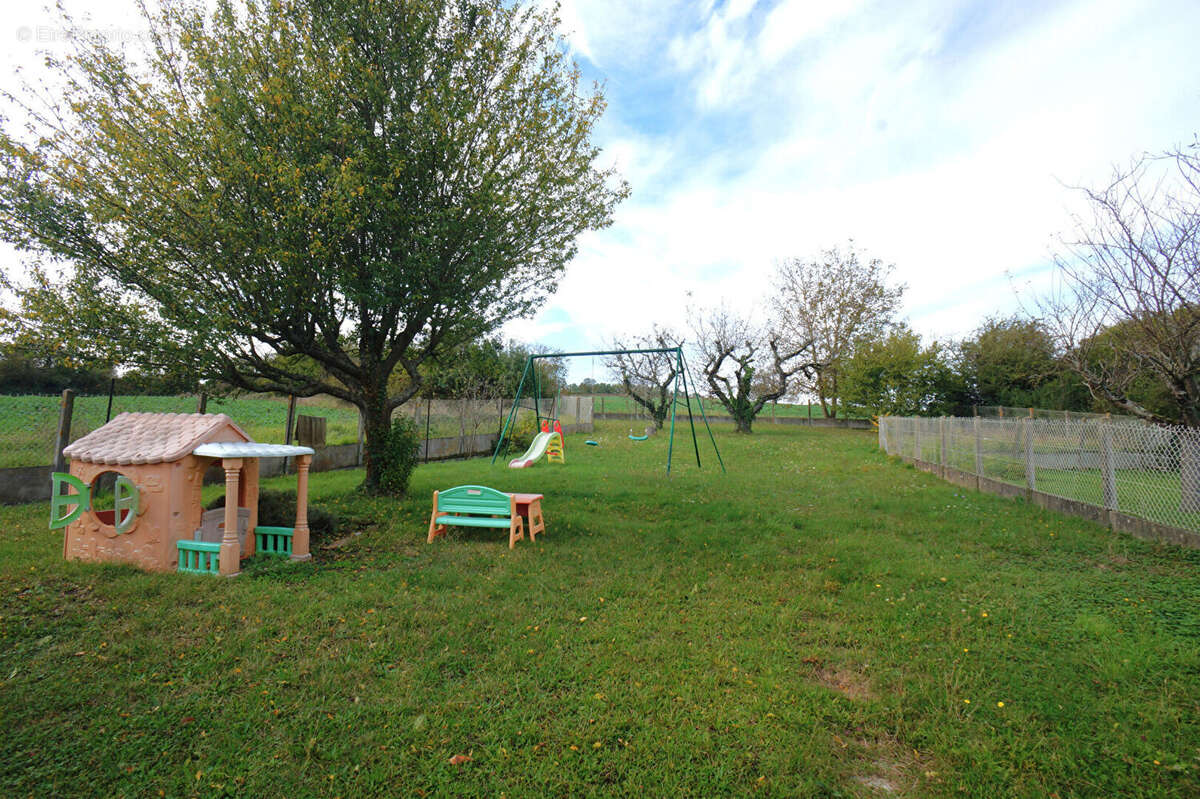 Maison à AILLANT-SUR-THOLON