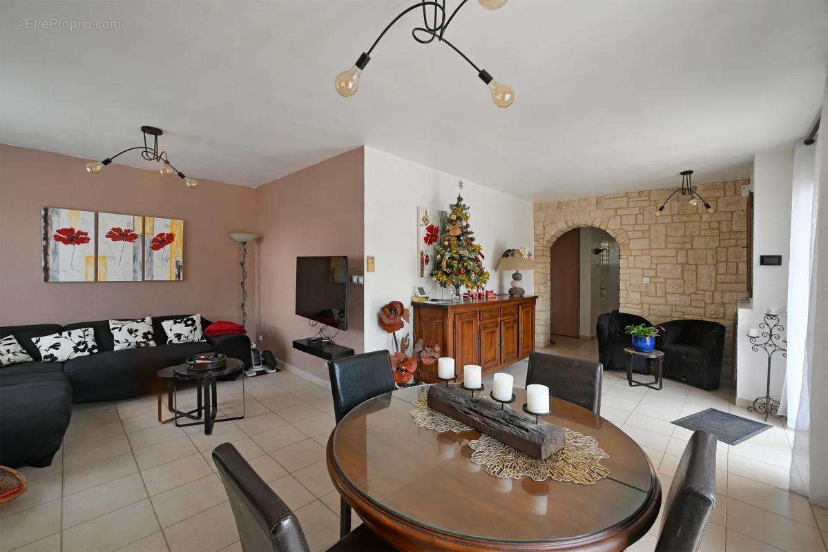 Maison à JONQUIERES-SAINT-VINCENT