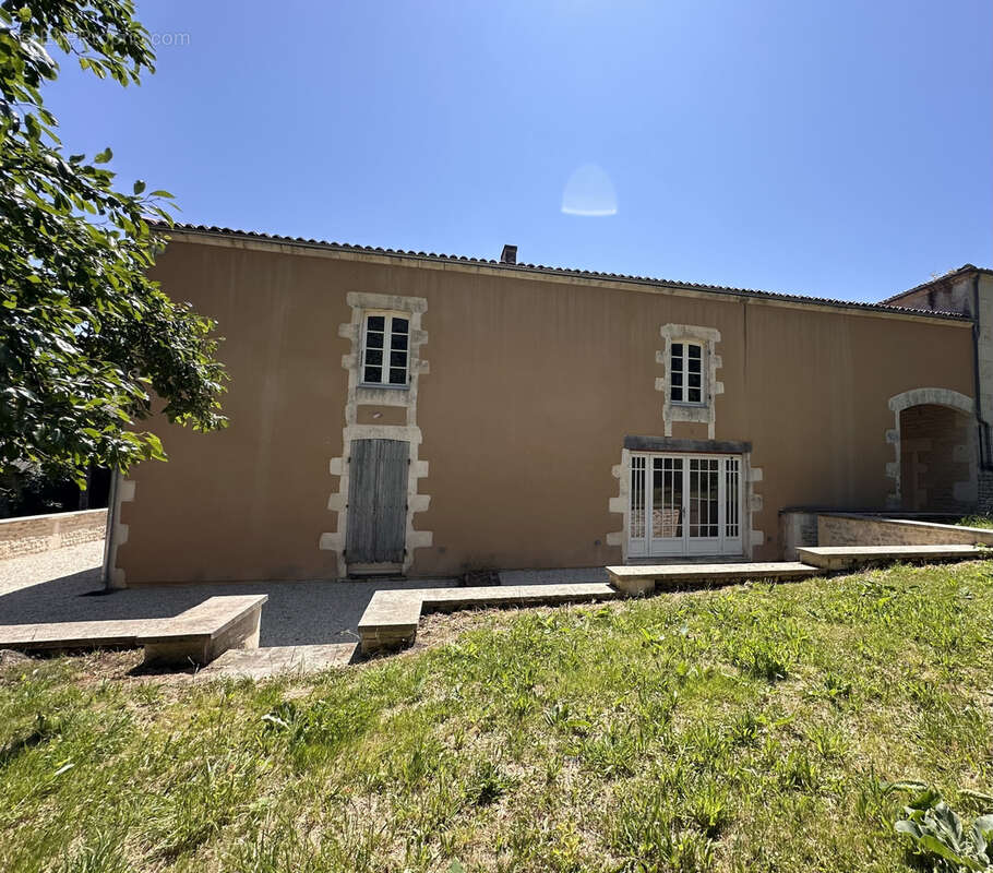 Maison à SAINT-JEAN-D'ANGELY