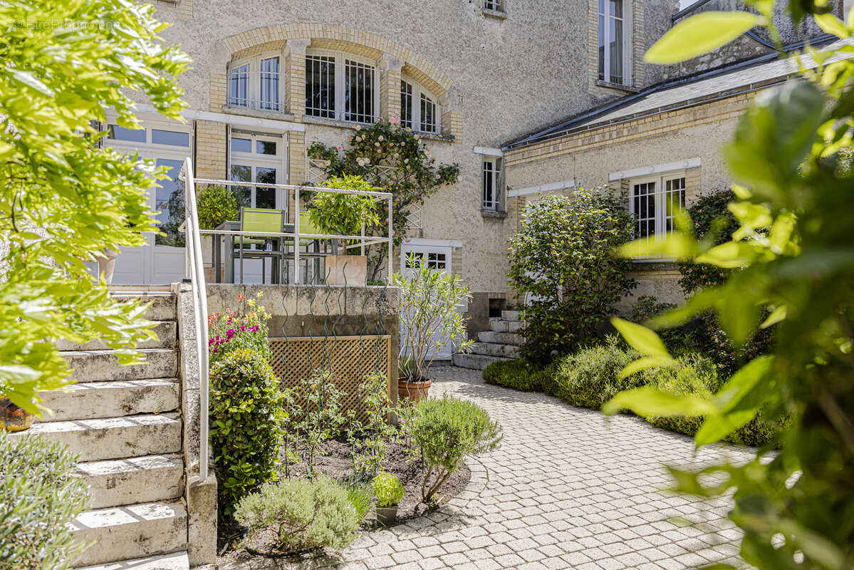 ORLEANS-DUNOIS- Elégante maison bourgeoise de 250m2 avec garage et jardin- - photo 2