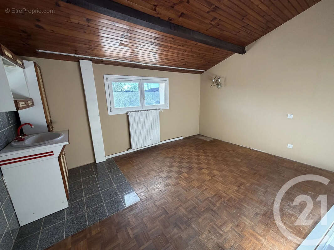 Maison à PINS-JUSTARET