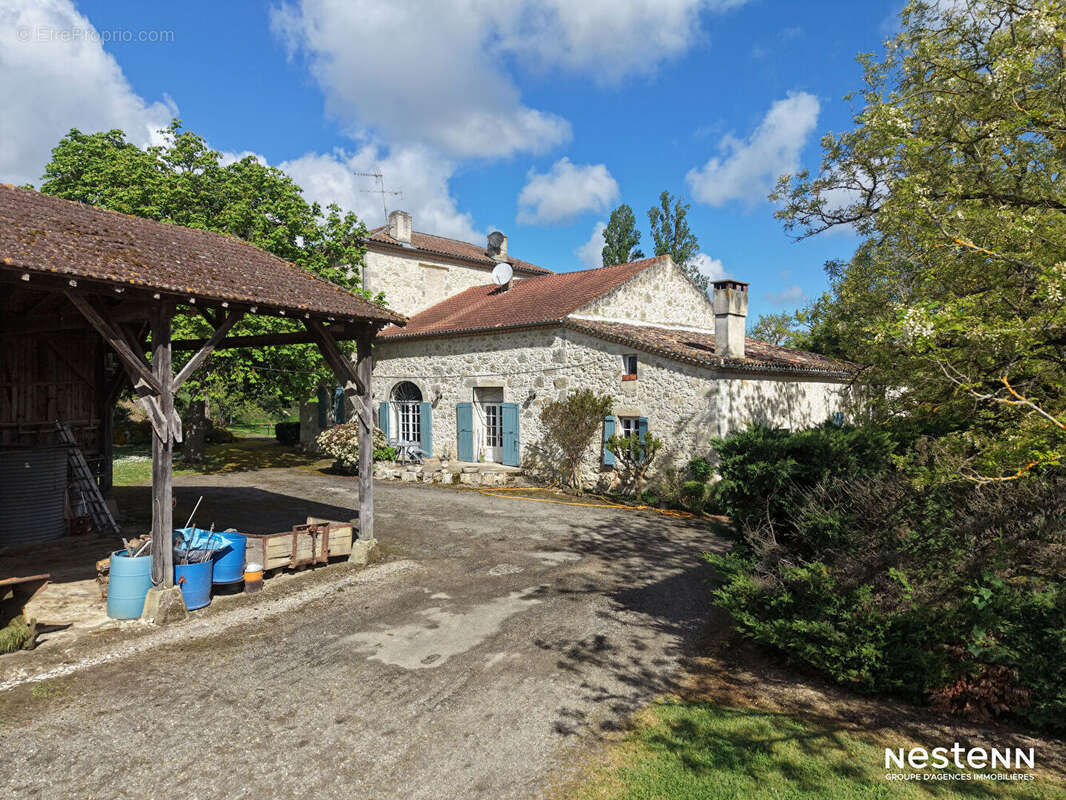 A Vendre Bâtisse en pierre de 310 m² avec dépendances sur une propriété de plus de 1,8 ha - photo 20