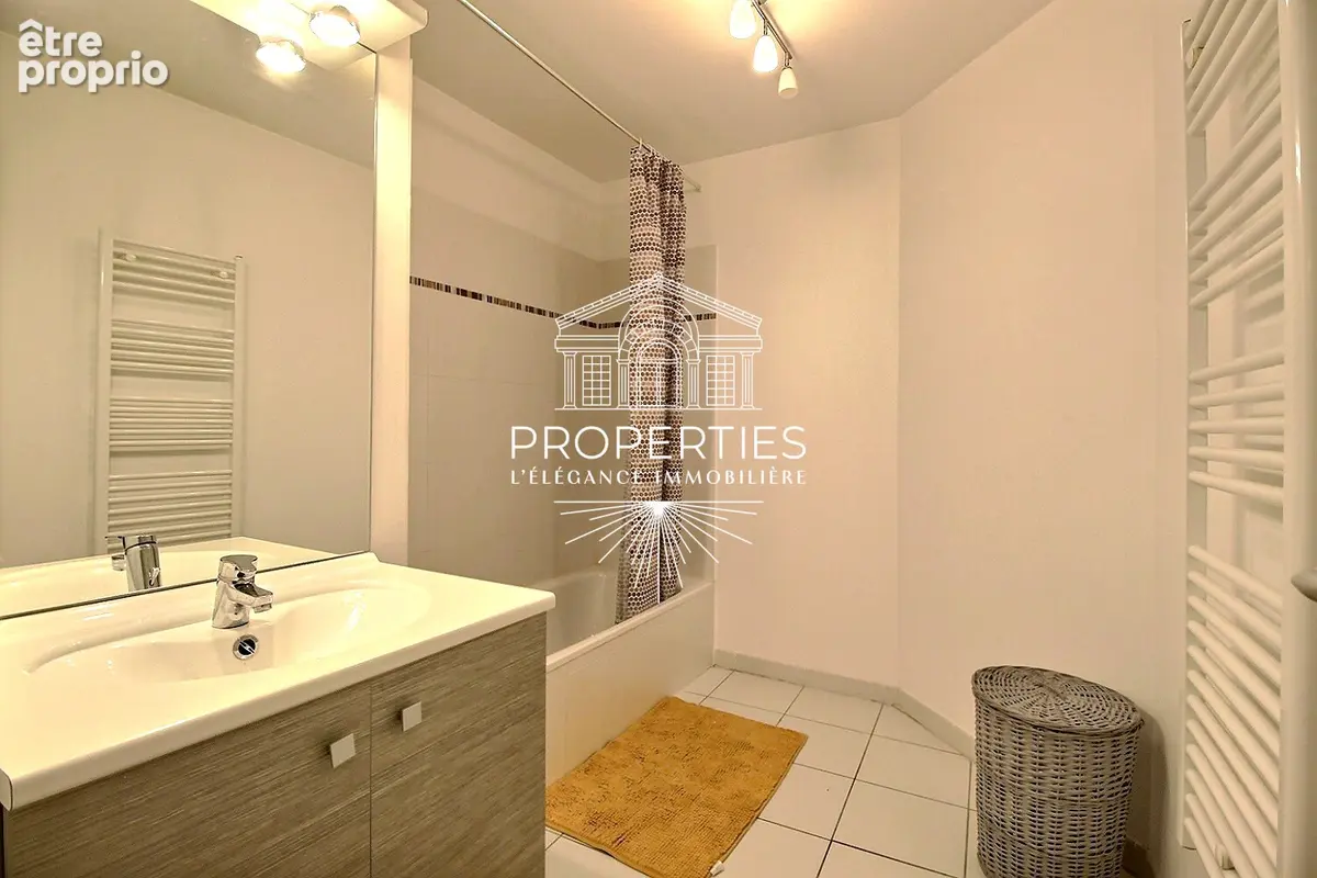 Cogolin - centre ville -t3  recent-- 53m²  ascenseur - terrasse - garage - photo 6