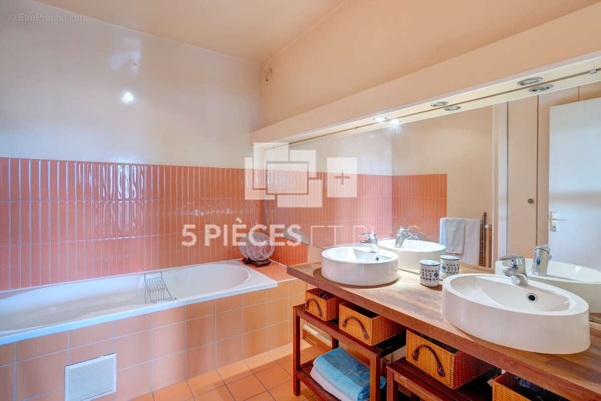 Appartement à COURBEVOIE