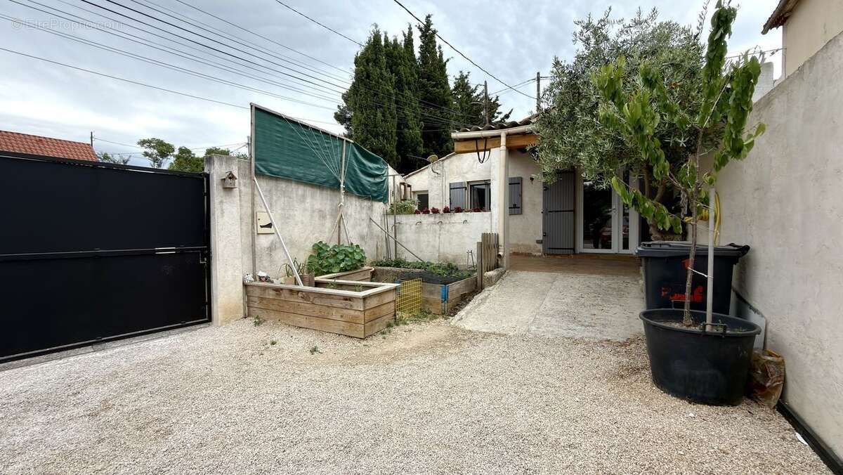 maison de type 3 ; terrasse ; piscine  - Maison à LA PENNE-SUR-HUVEAUNE