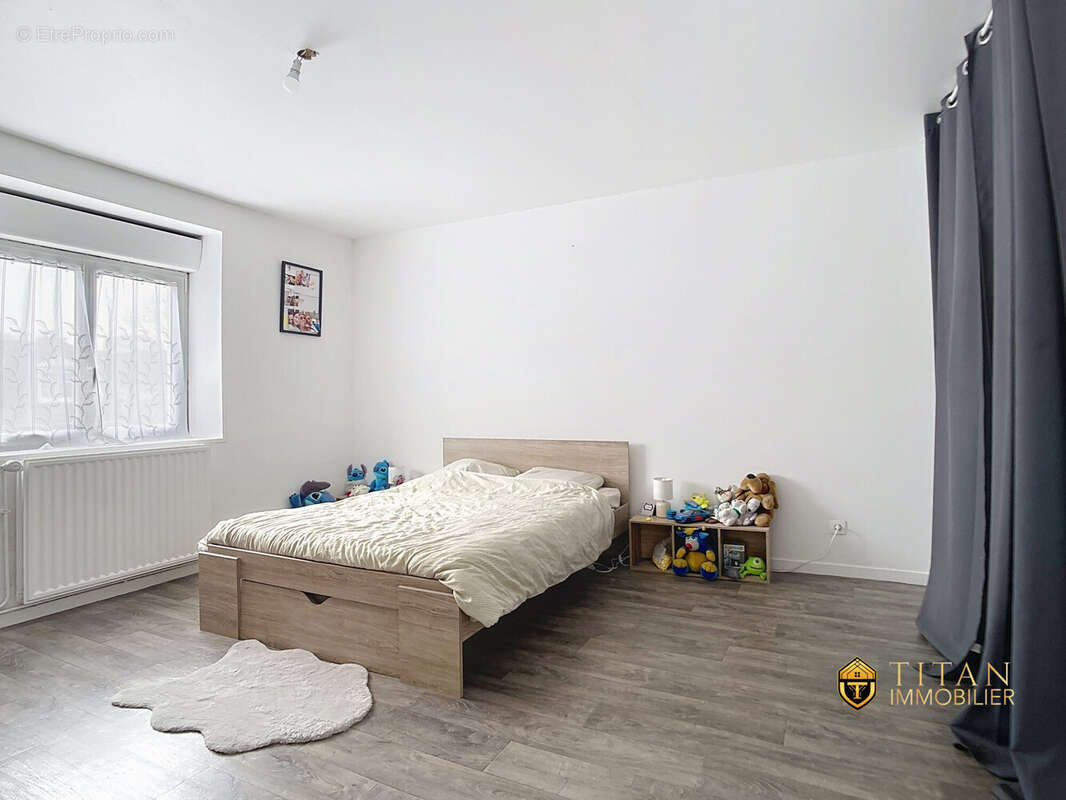 Maison semi individuelle de 124 m² avec 3 chambres, une véranda, une buanderie, un garage et jardin à Cappelle-la-Grande ( 59180)  - Maison à CAPPELLE-LA-GRANDE