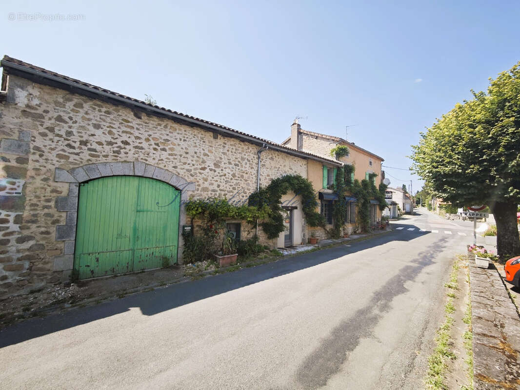 Commerce à SAINT-ESTEPHE