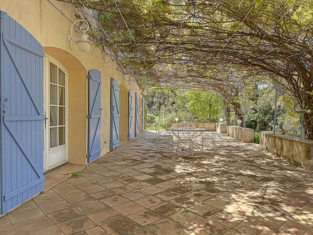TOURTOUR A VENDRE belle propriété 5 chambres 3700 m2 de terrain - photo 5