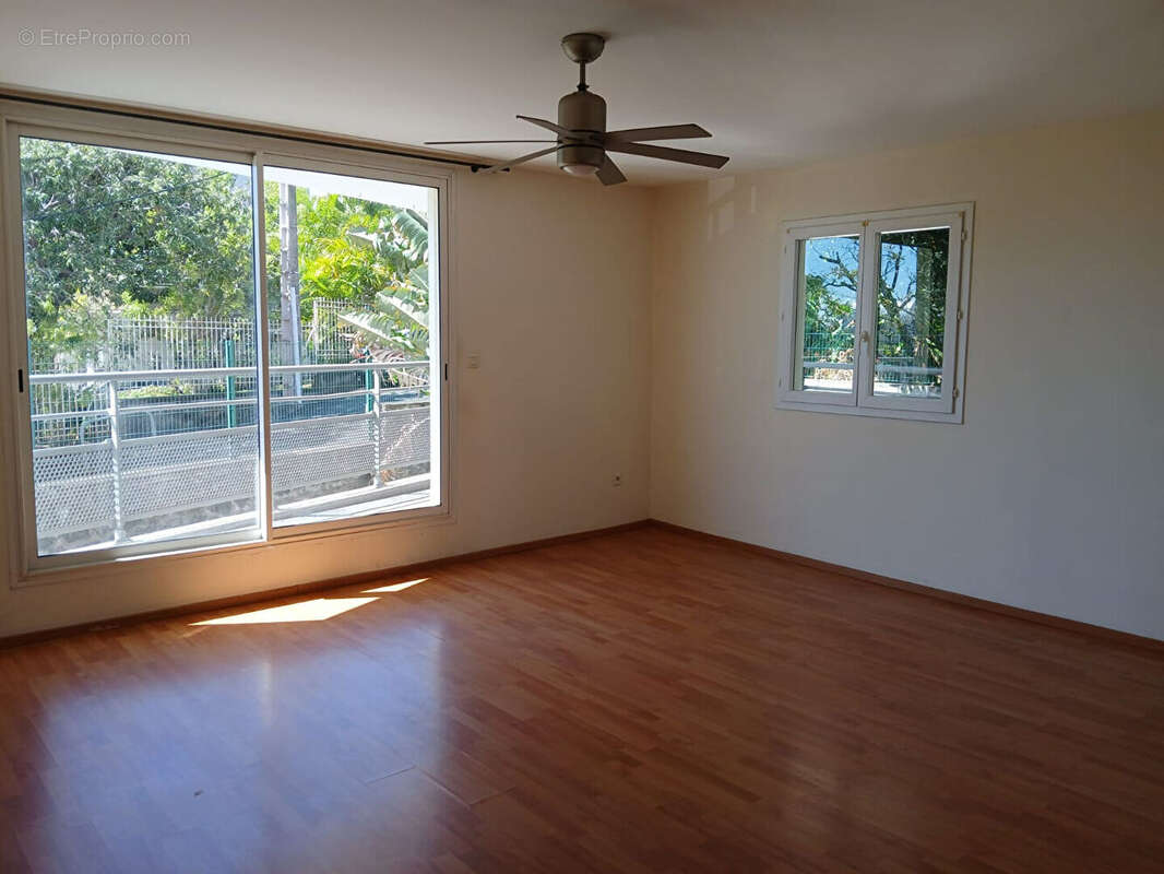 ST DENIS BEL APT. T2 d'une surface habitable de 57 m² + 16 m² de Varangue - photo 5