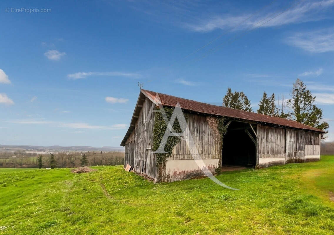 Ancienne fermette avec dépendances sur un emplacement privilégié - photo 4