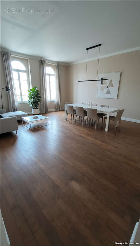 Commerce à VILLENEUVE-SUR-YONNE