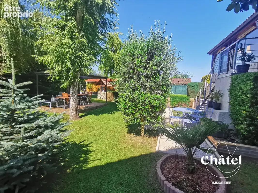 Maison  4 ch , 2 salles d'eau, sous sol aménagé , jardin arboré, véranda, garages - photo 2
