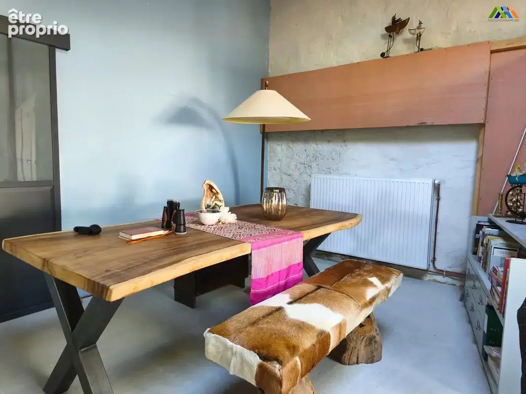 Espace repas convivial avec vue sur le jardin depuis la pièce de vie