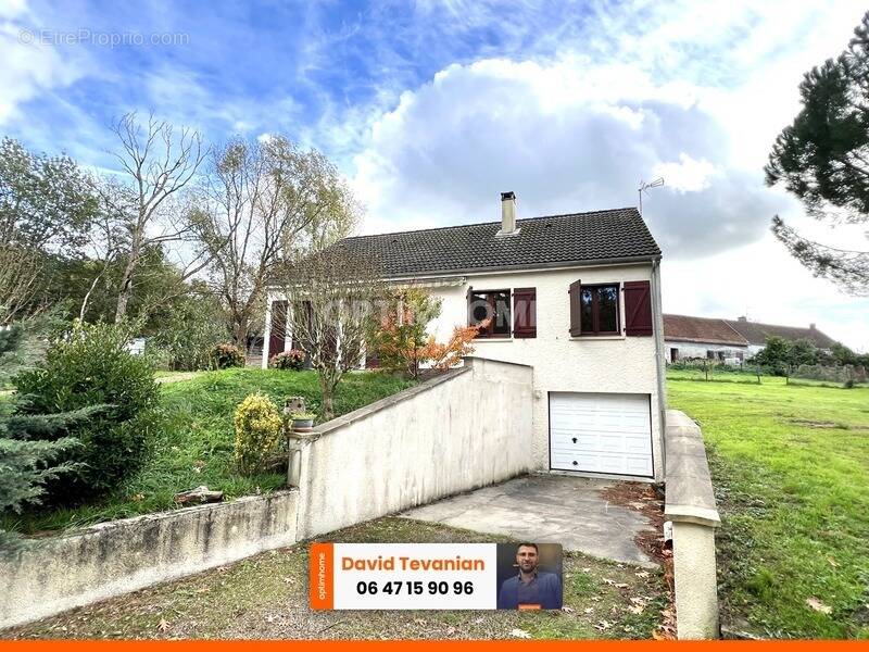 Maison à LA CHAPELLE-MONTMARTIN