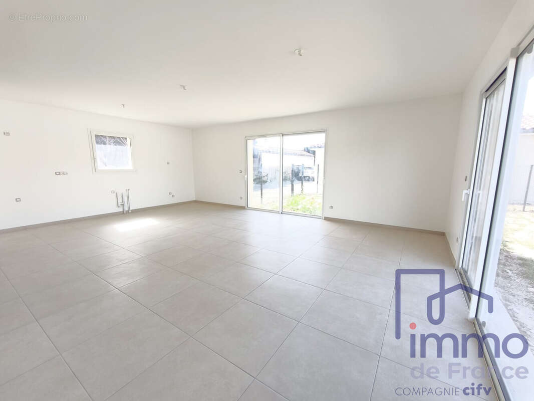 Maison 92 m² à Saint-Cyprien  - photo 4