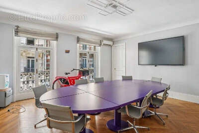 Commerce à PARIS-8E