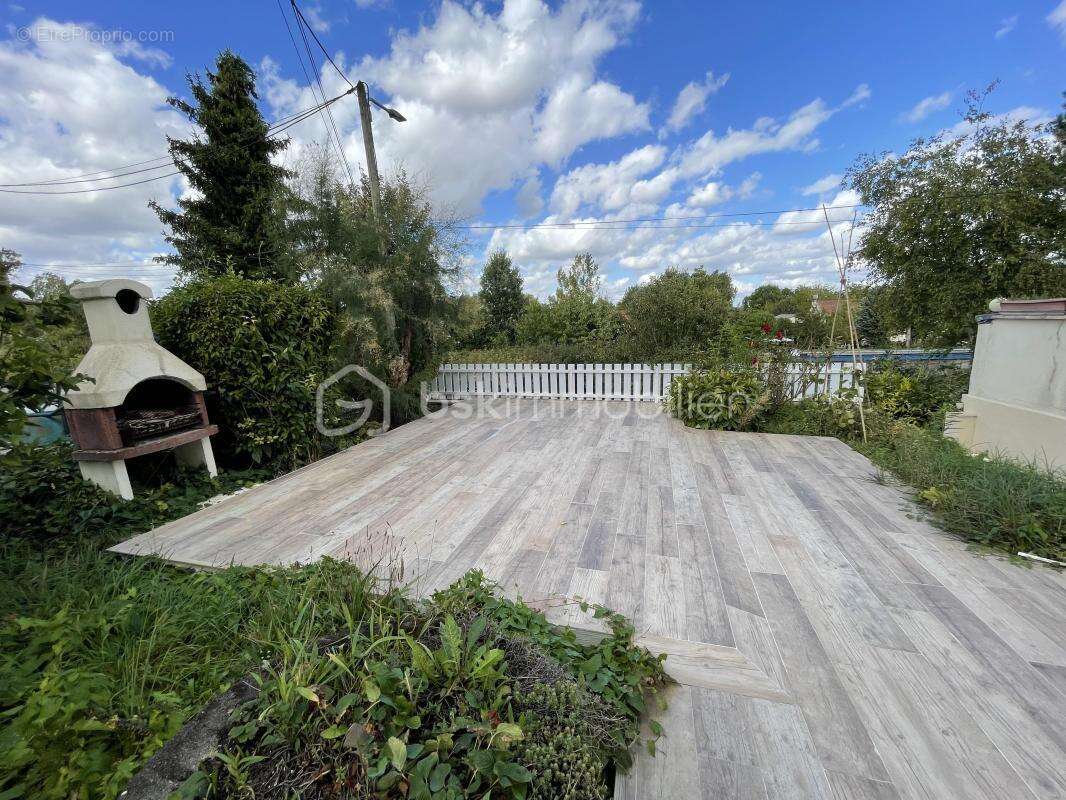 Maison à CONDE-SAINTE-LIBIAIRE