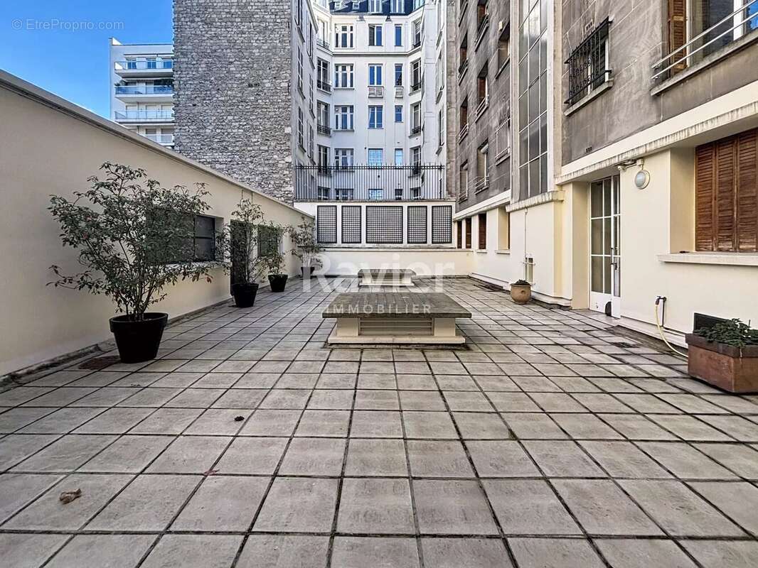 Appartement à PARIS-16E