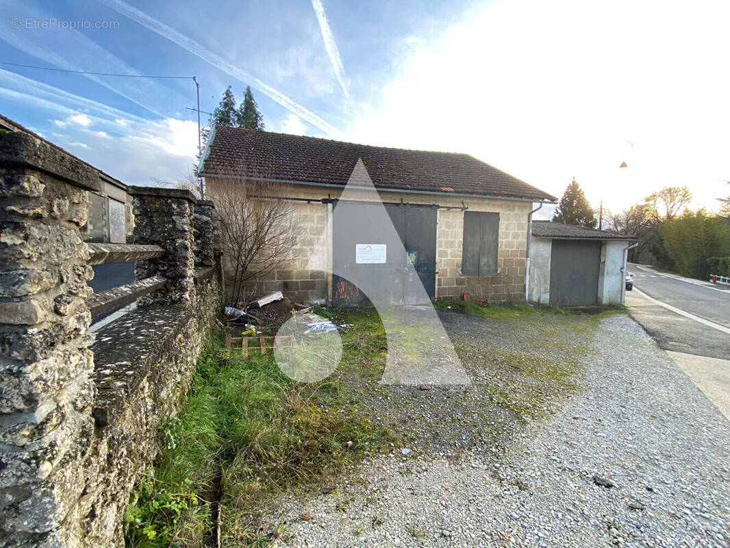 Commerce à LA CLOTTE