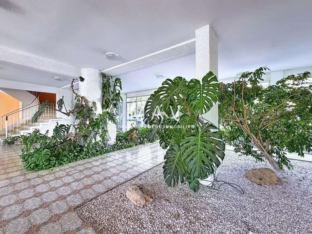 Appartement à SAINT-LAURENT-DU-VAR