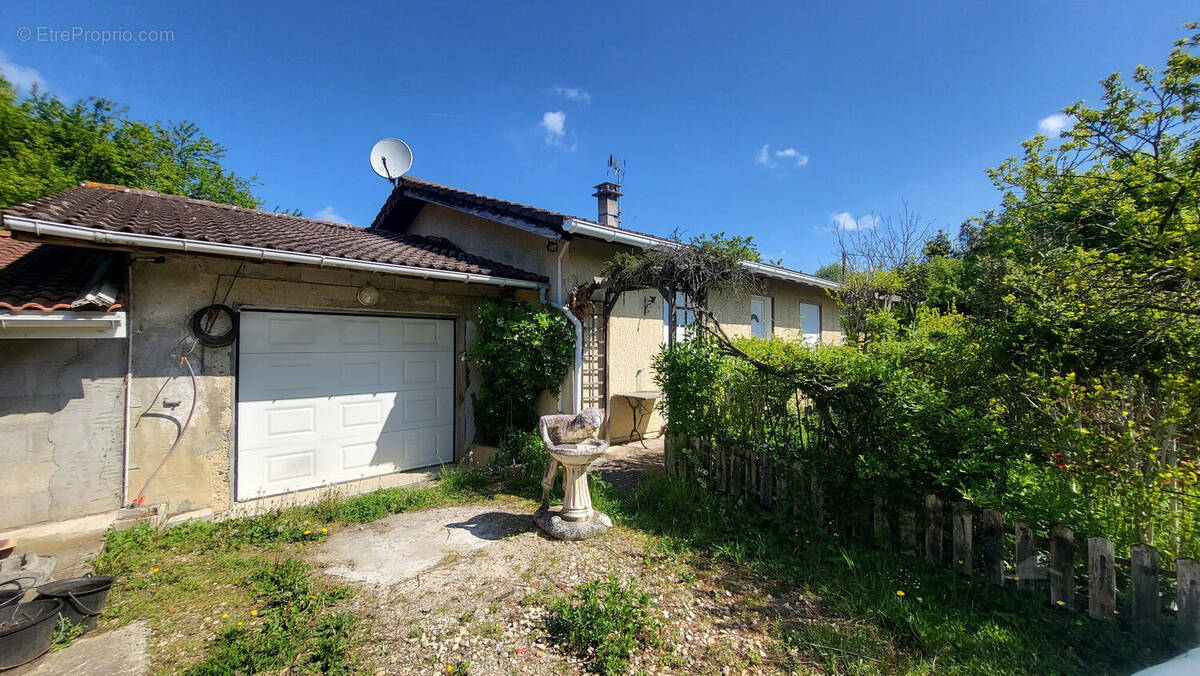 Maison à MONSTEROUX-MILIEU