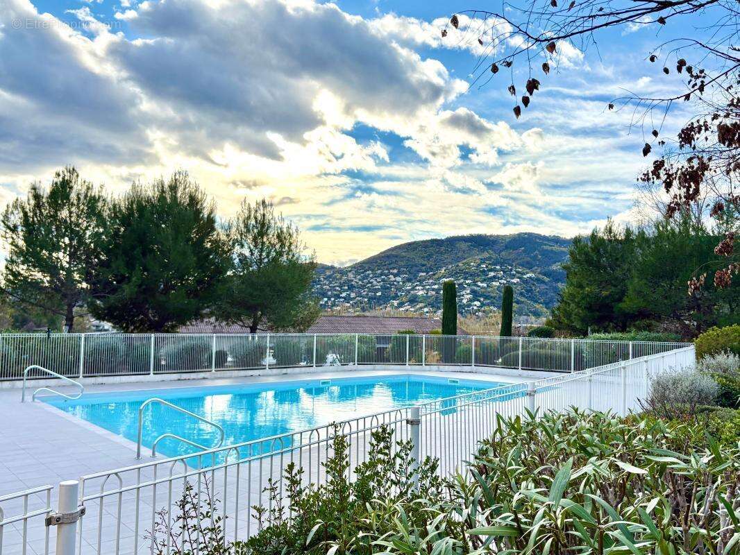 Appartement à LA ROQUETTE-SUR-SIAGNE