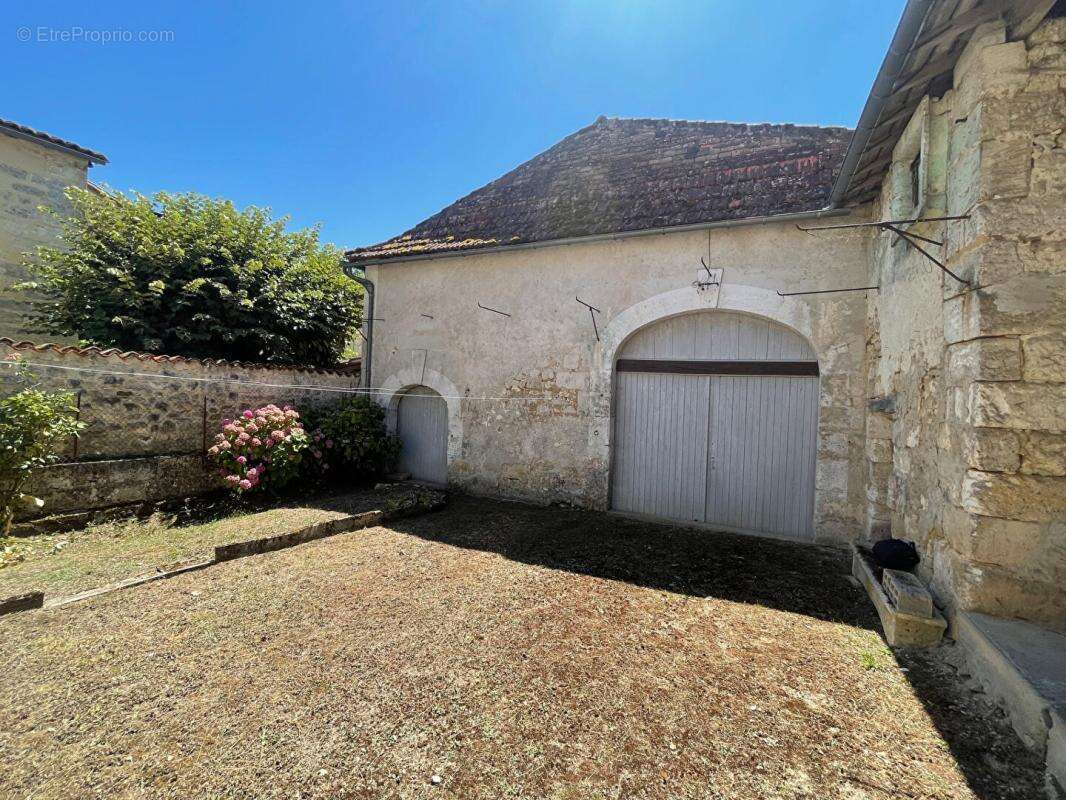 Maison à LA TOUR-BLANCHE