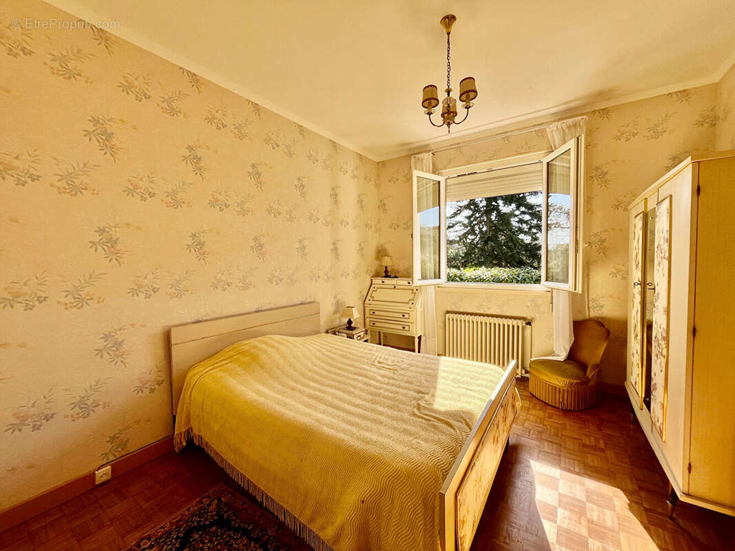 Située à Castelmoron-sur-Lot, au coeur d'un quartier calme et recherché, cette agréable maison de plain-pied offre une surface h - photo 9