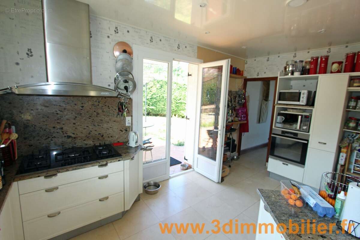 Maison 331 m² à Saint-Amour  - photo 8